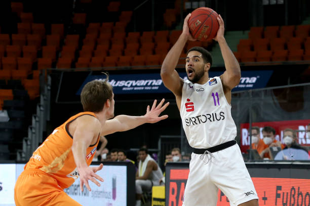 她勇于尝试 她勇于尝试